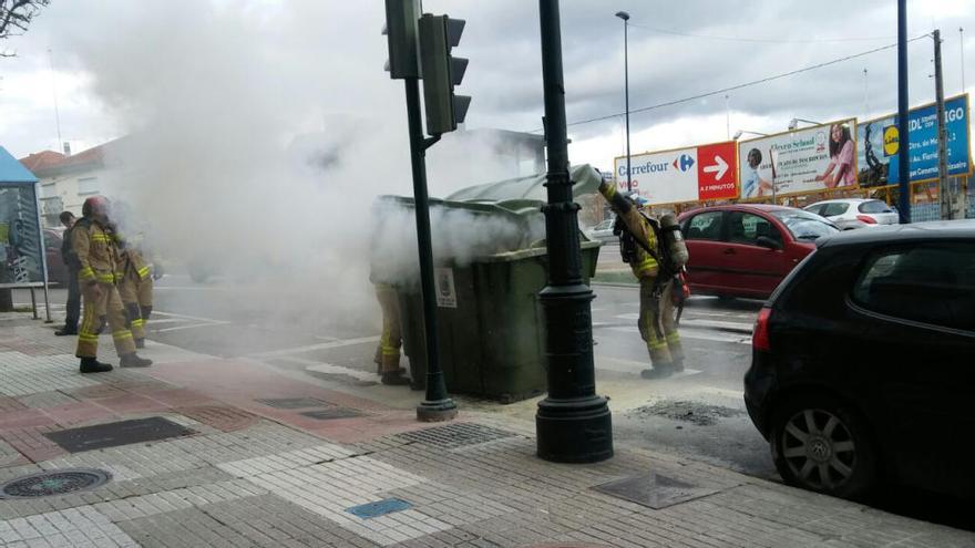 Los bomberos sofocan el fuego en el contenedor de Gran Vía // Javier/JAC