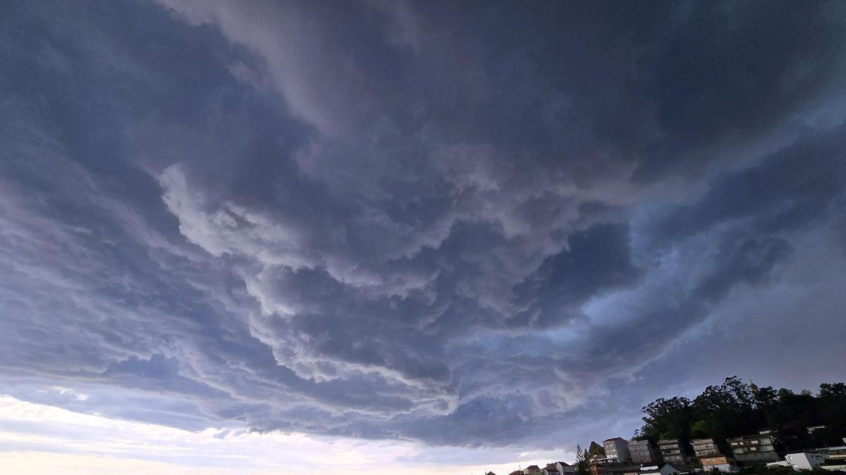 Nubes en un reciente día de tormenta, sobre Teis, en Vigo.