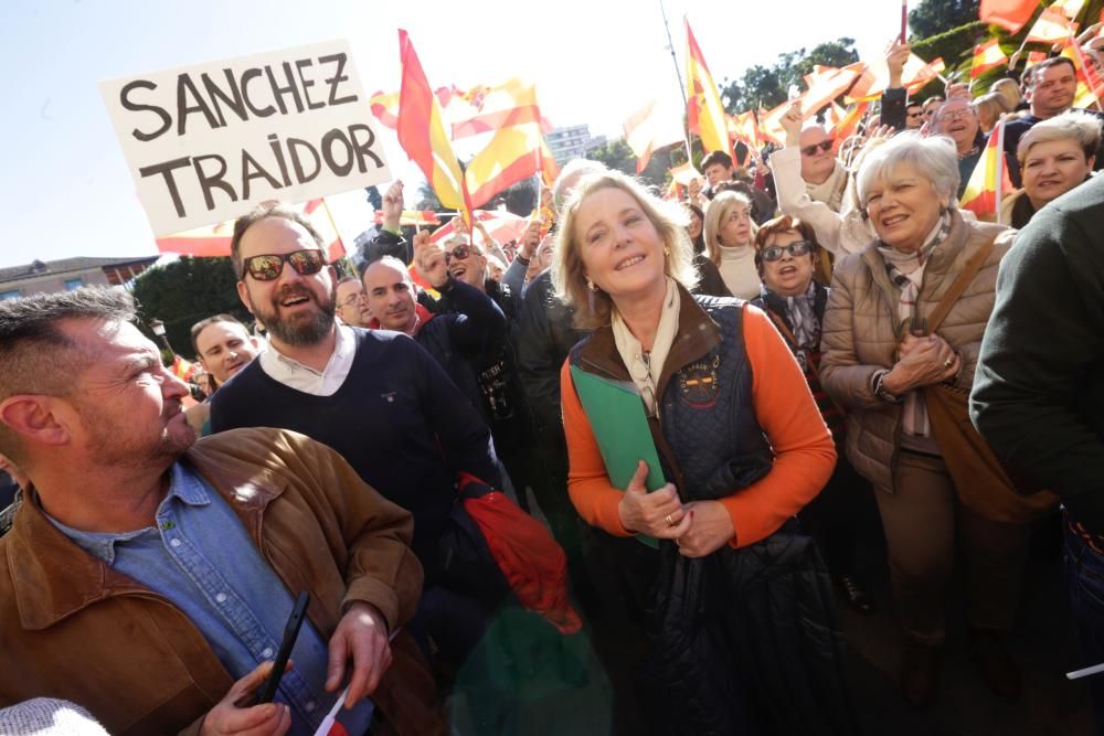 Más de 2.000 personas claman por "la unidad de España" frente al Ayuntamiento de Murcia