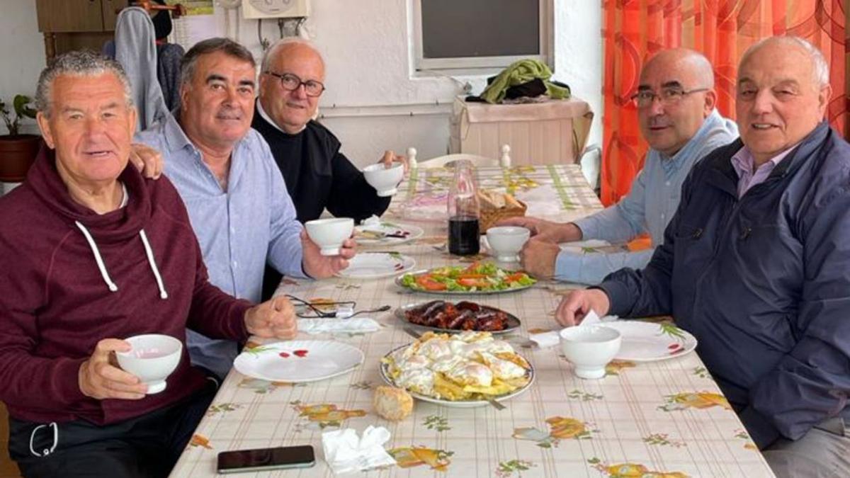 La sabrosa huevada arbitral. Estos que veis ahí, sonrientes, se reúnen una vez al mes para cumplir el ritual culinario que llaman “la gran huevada”. El huevo es uno de los miembros más recurrentes de la despensa, y dicen que disfrutamos de su particular sabor desde hace 8.000 años gracias a los chinos. Aquí los alían con chorizo, gran alianza aunque no la llamemos chorizada porque eso es una acción de chorizos según la Real Academia, y quienes están ante la mesa son todos ex árbitros internacionales y nacionales de fútbol: Freijeiro, Julio Simón, Carlos Pérez, Vázquez Ribeiro y Carlos Filgueira. Todo, aderezado con vino de cosecha propia, aunque no sabemos de cuál.