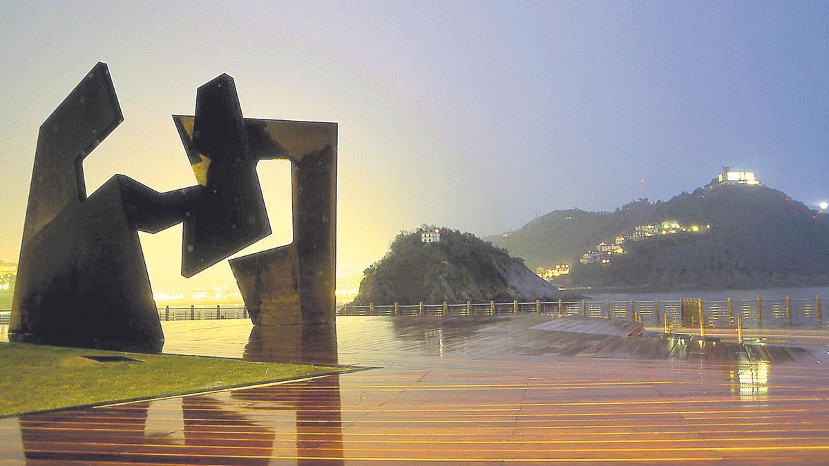 ‘Construcción vacía’, pieza del escultor Jorge Oteiza, expuesta en la costa de San Sebastián.