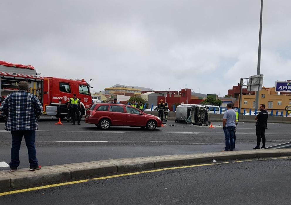 Retenciones en la TF-5 tras el vuelco de un coche