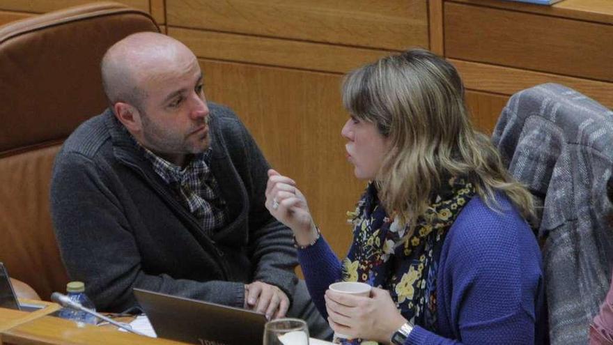 Luís Villares y Carmen Santos, en un pleno del Parlamento.