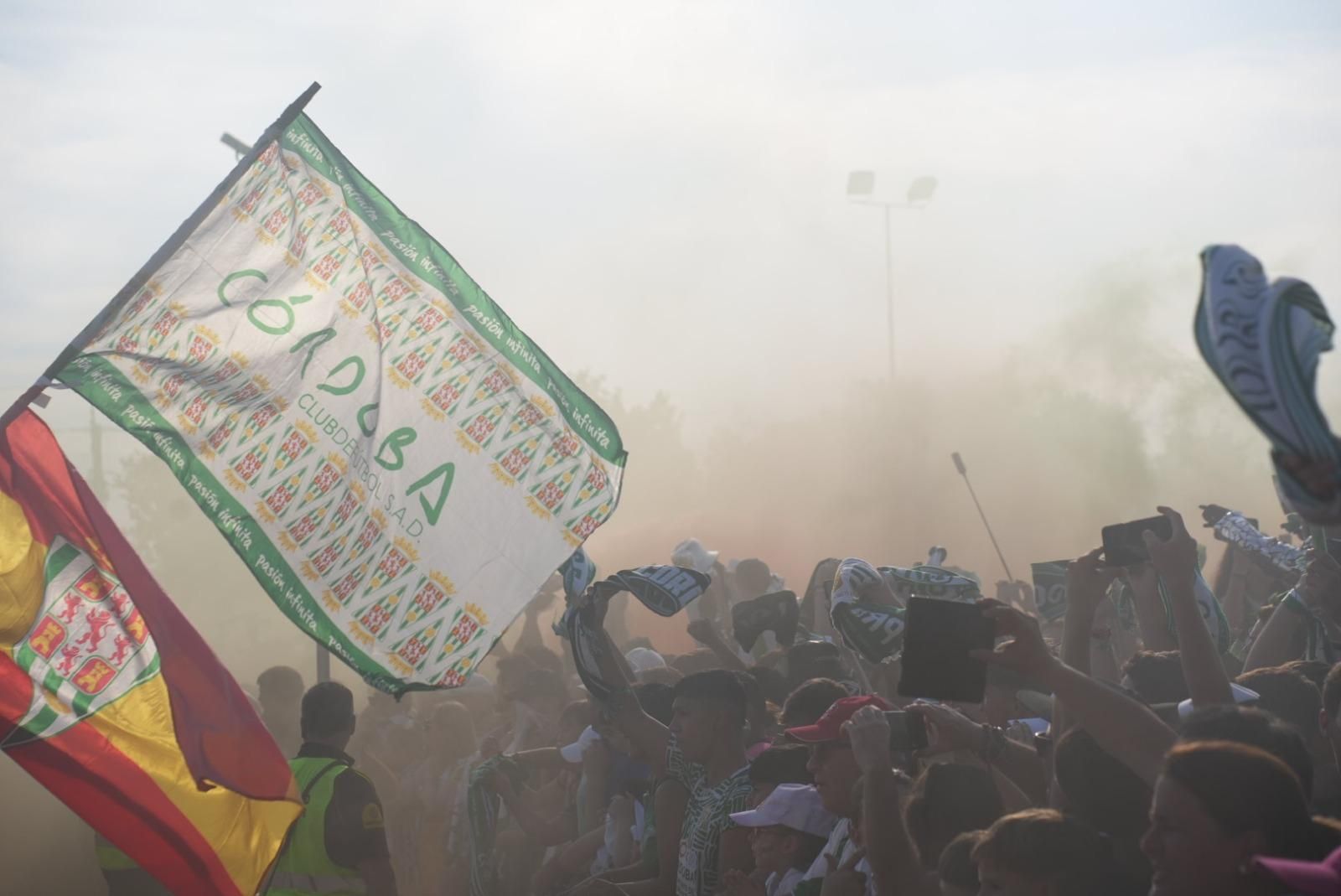 Así recibió la afición del Córdoba CF al autobús del equipo en El Arenal