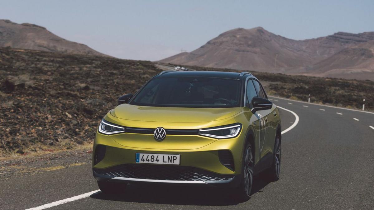 Imagen promocional del ID.4, el nuvo eléctrico de Volkswagen, en una carretera de Lanzarote. |