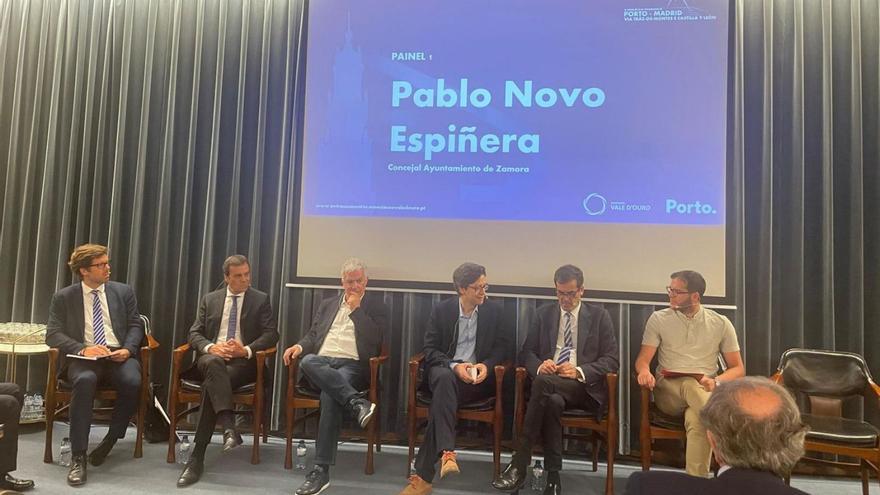 Pablo Novo (sentado a la derecha) interviene en la jornada organizada en Oporto.