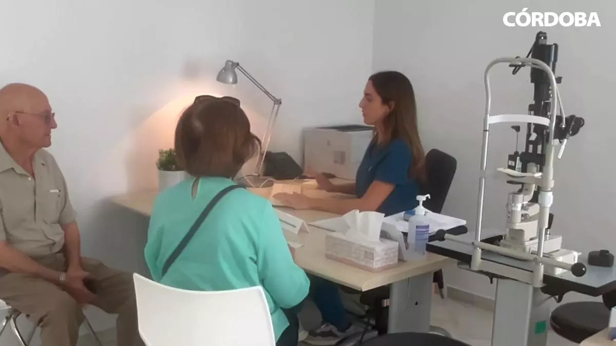Mercedes Giménez de Azcárate, oftalmóloga del Hospital Arruzafa: "Los principales factores de riesgo de las oclusiones vasculares de la retina están vinculadas a la hipertensión y colesterol"