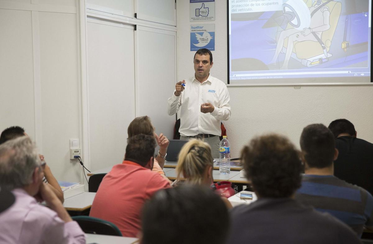 Juan Carlos Muñoz, presidente de AVAE, en una clase teórica.