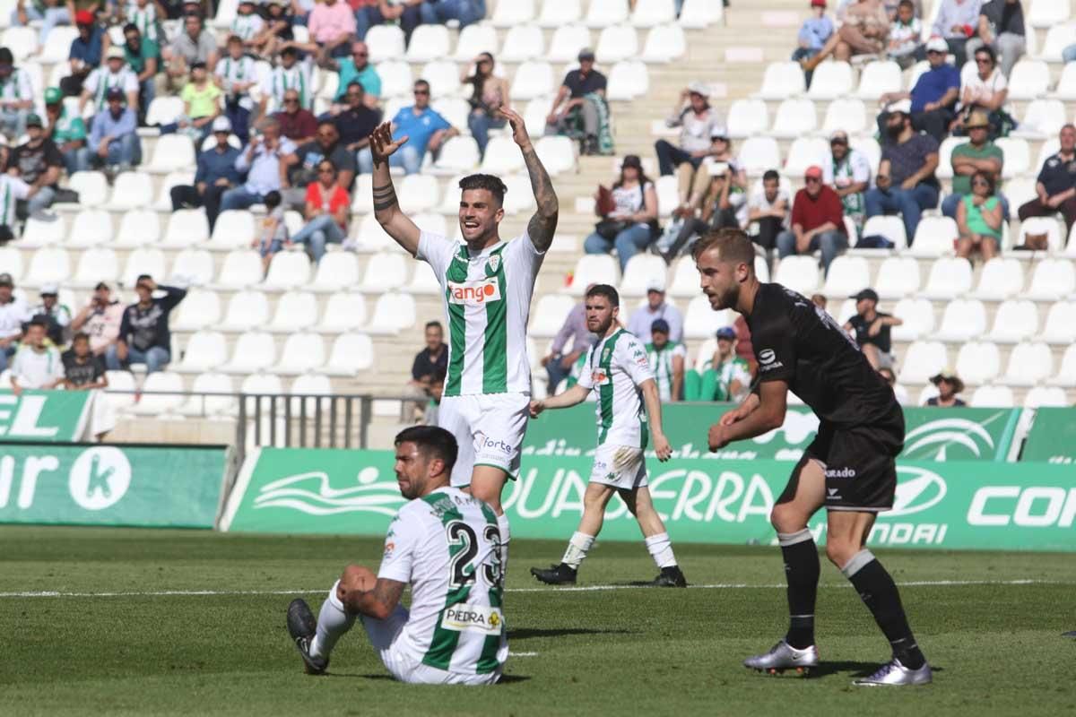 El Córdoba plantó cara al Huesca, pero murió en la orilla