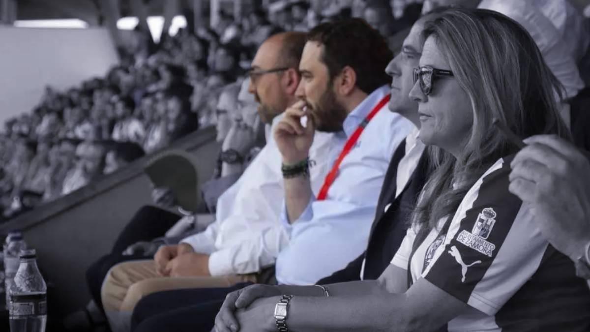 Koldo y Víctor de Aldama en el palco del Zamora CF.