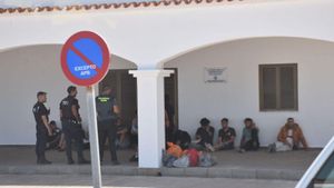 Migrantes custodiados por la Guardia Civil en el puerto de la Savina el pasado domingo. | C. NAVARRO
