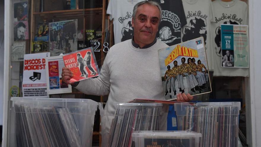 Nonito Pereira Rey, con discos en su almacén de las galerías de la calle Real.  // Víctor Echave