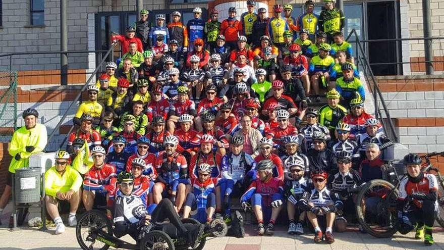 Participantes en la ruta solidaria de ayer.