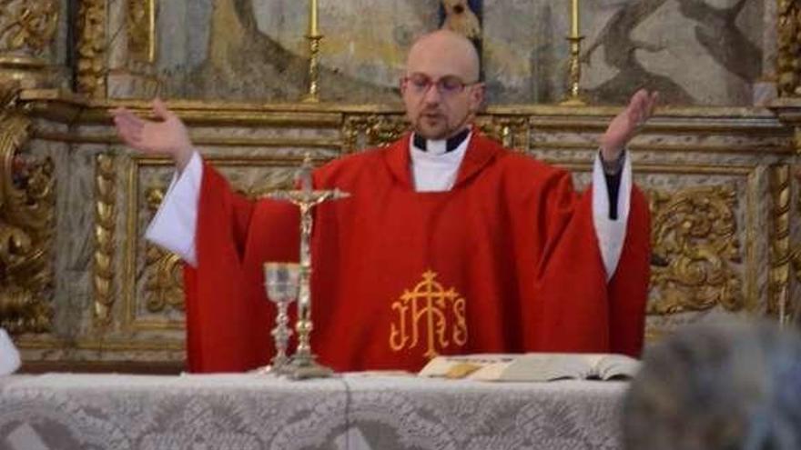 El sacerdote Héctor Galán durante unos oficios religiosos.