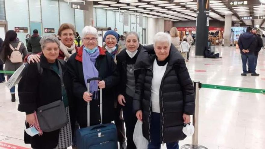 Las religiosas, con sus hermanas madrileñas, al llegar al aeropuerto de Barajas. 