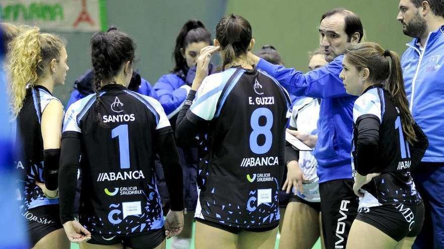 Tiempo muerto del Zalaeta, con Jorge Barrero dando instrucciones a sus jugadoras.