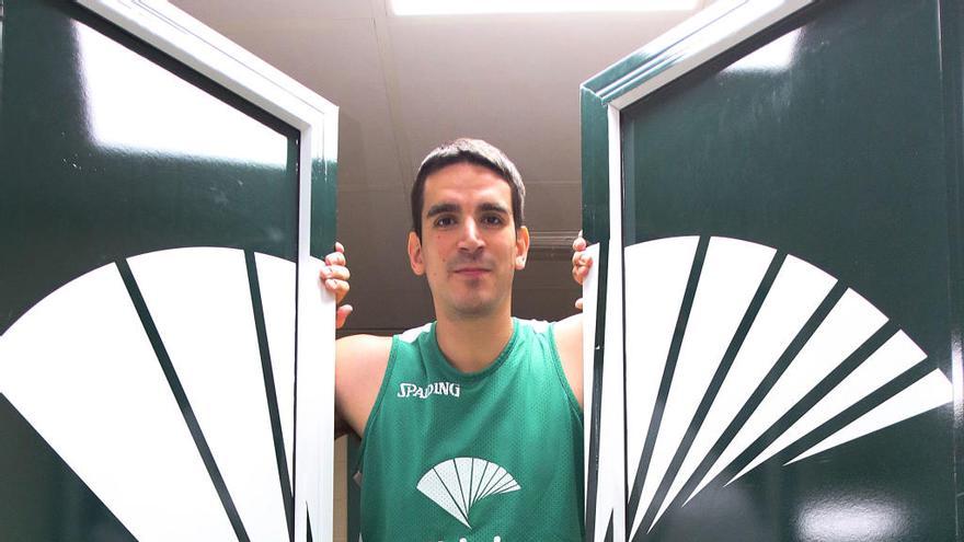 Carlos Suárez, en la entrada del vestuario del Unicaja.