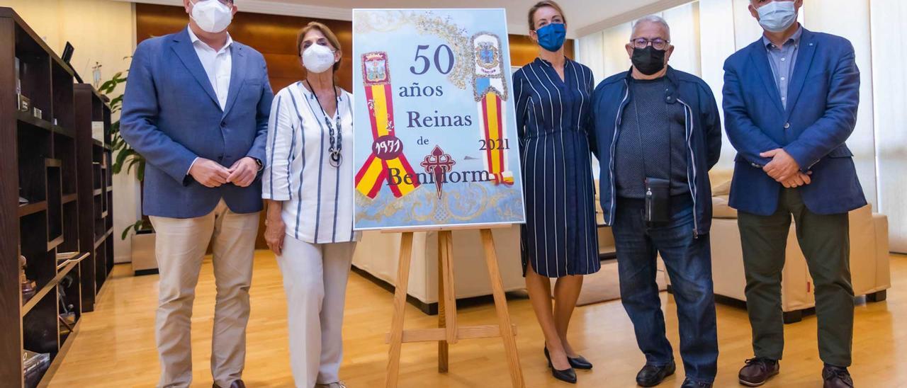 Toni Pérez, Pepa Zaragoza, Ana Pellicer, Francisco Llorens y Jesús Carrobles, con el cartel anunciador de la exposición.