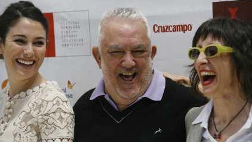 Imanol Uribe, junto a Blanca Suárez (izquierda), ríe durante el photocall de «Miel de naranjas».
