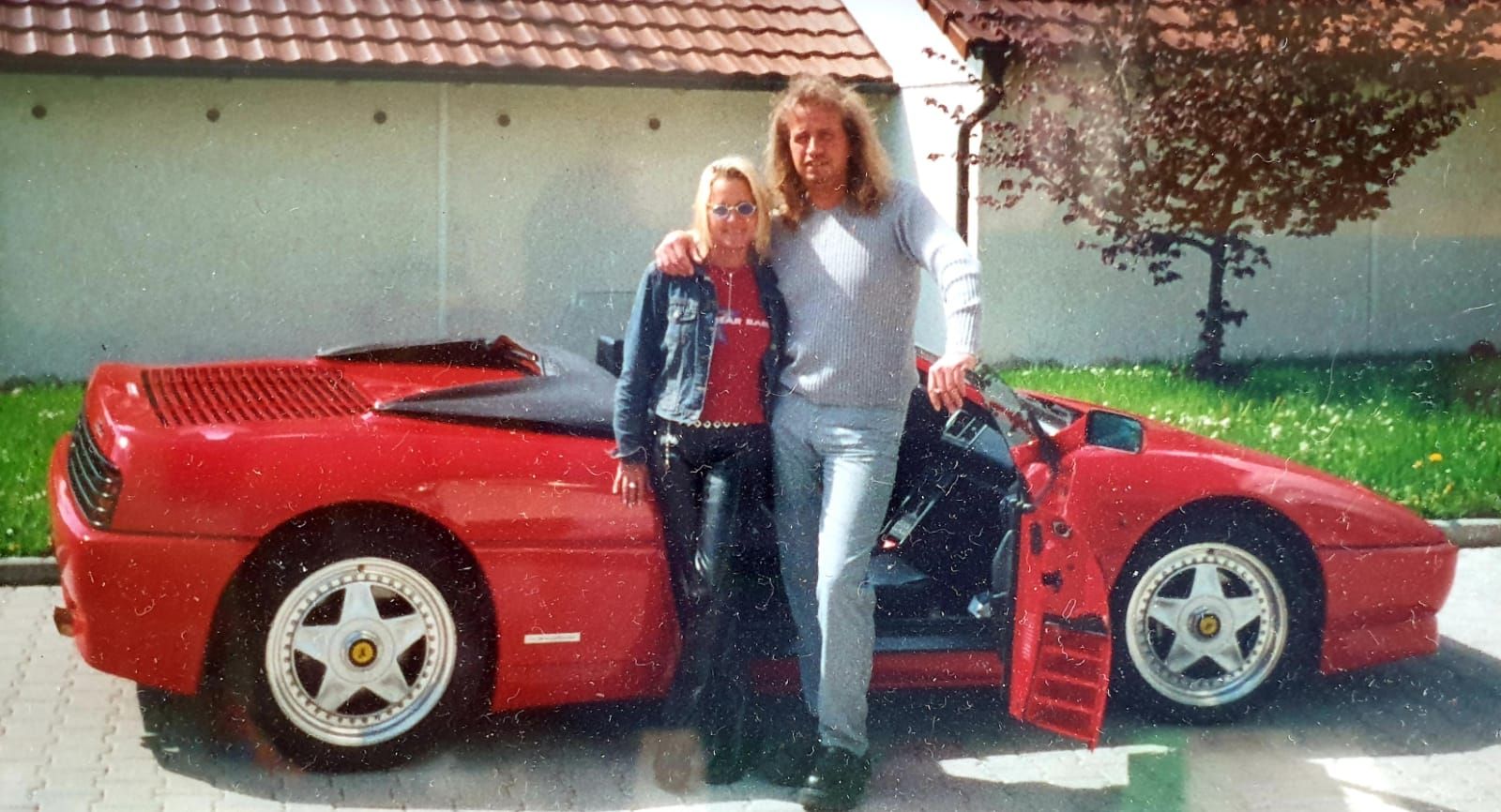 Kathrin Mermi-Schmelz und Thommy Schmelz kennen sich schon seit gut 26 Jahren. Hier ein Foto anlässlich Thommys 30. Geburtstag. Seine Partnerin hatte für ihn als Geschenk einen Ferrari ausgeliehen.