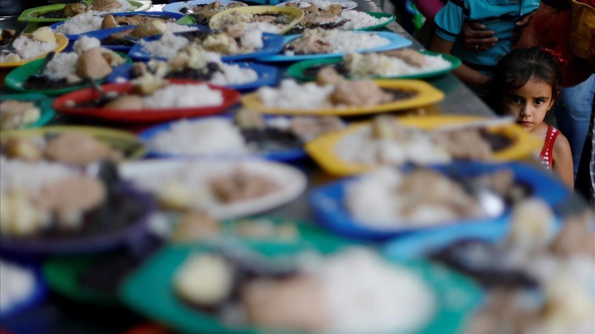 Una niña venezolana hace fila para conseguir un almuerzo gratis en el refugio para emigrantes ’Divina Providencia’, en las afueras de Cúcuta, Colombia.