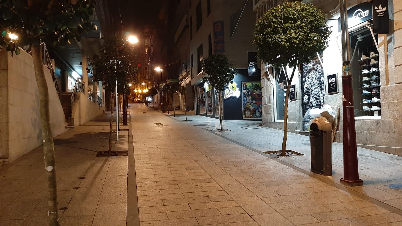 Vista de las calles de Vigo vacías durante el toque de queda