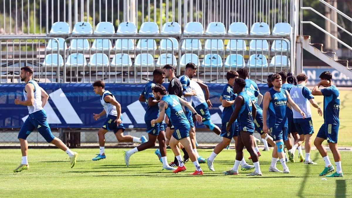Los futbolistas del Real Zaragoza, en un entrenamiento en la Ciudad Deportiva.