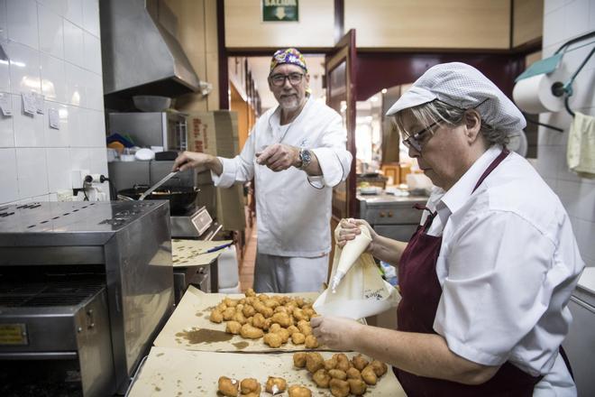 GALERÍA | Cáceres: ¿cómo preparar 600 buñuelos en un día?