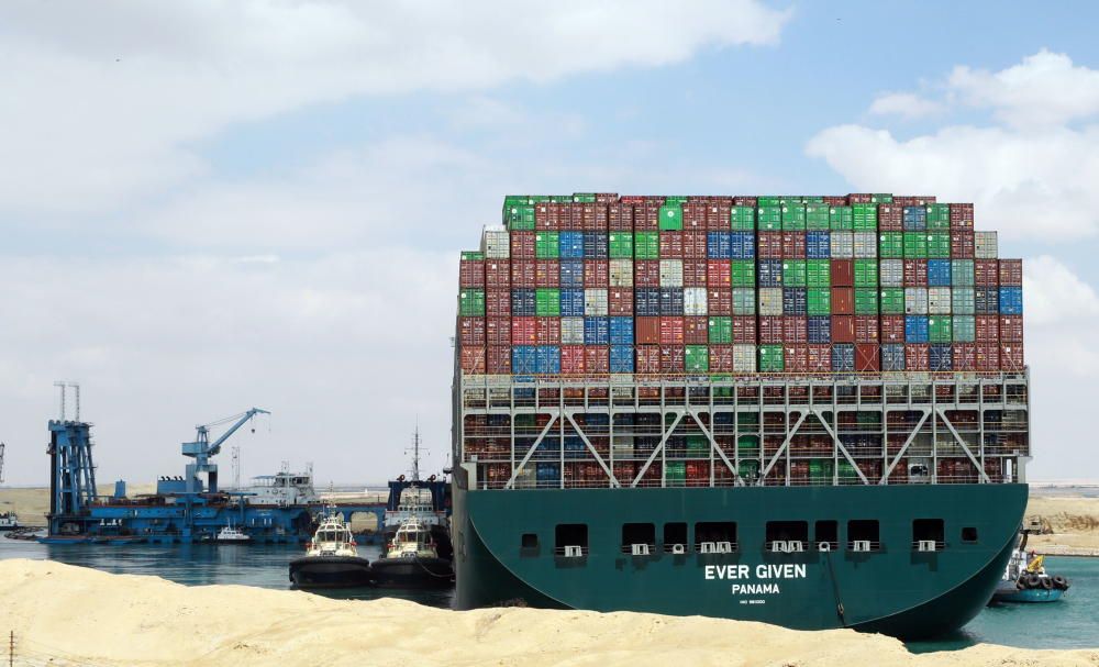 Un vaixell provoca un embús marítim al Canal de Suez