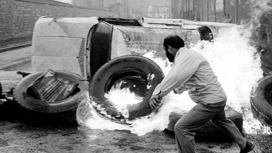 1986. Prendiendo fuego a una barricada ante Astilleros del Cantábrico.