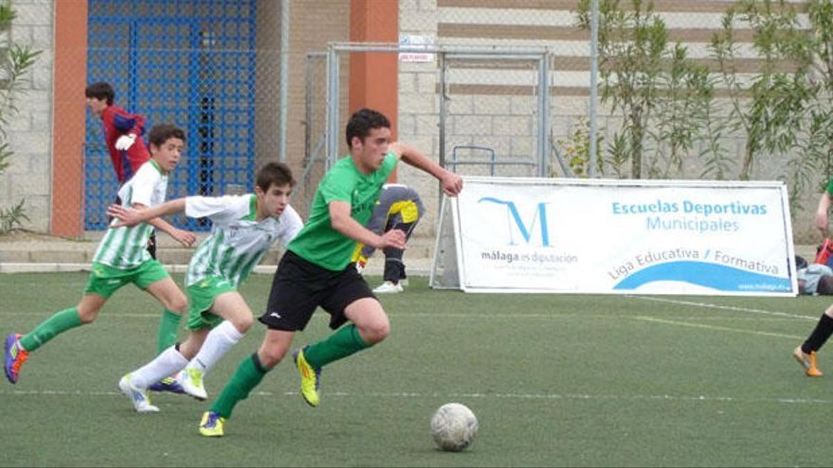 Jóvenes jugando al fútbol