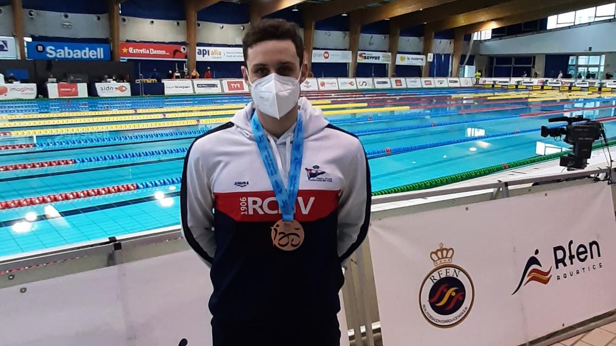 Miguel Martínez, con la medalla de bronce lograda en Sabadell. / FdV