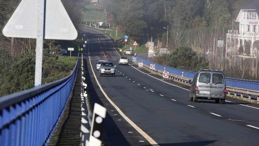 Operativo de Tráfico, ayer, en Ponte Taboada. // Bernabé/Gutier