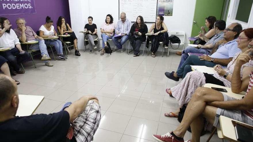 Asistentes a la reunión del consejo ciudadano de Podemos de Gijón del pasado lunes.