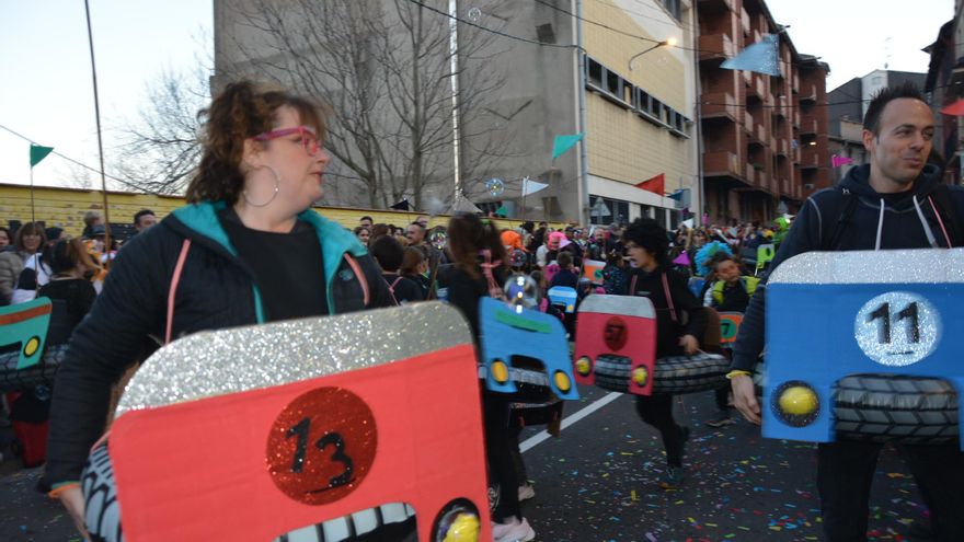 Berga viu una concorreguda rua de Carnaval amb balls i molta disbauxa