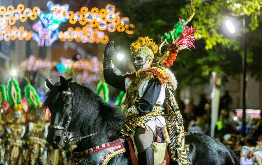 Calp se entrega a las huestes festeras en la Entrada de Moros y Cristianos