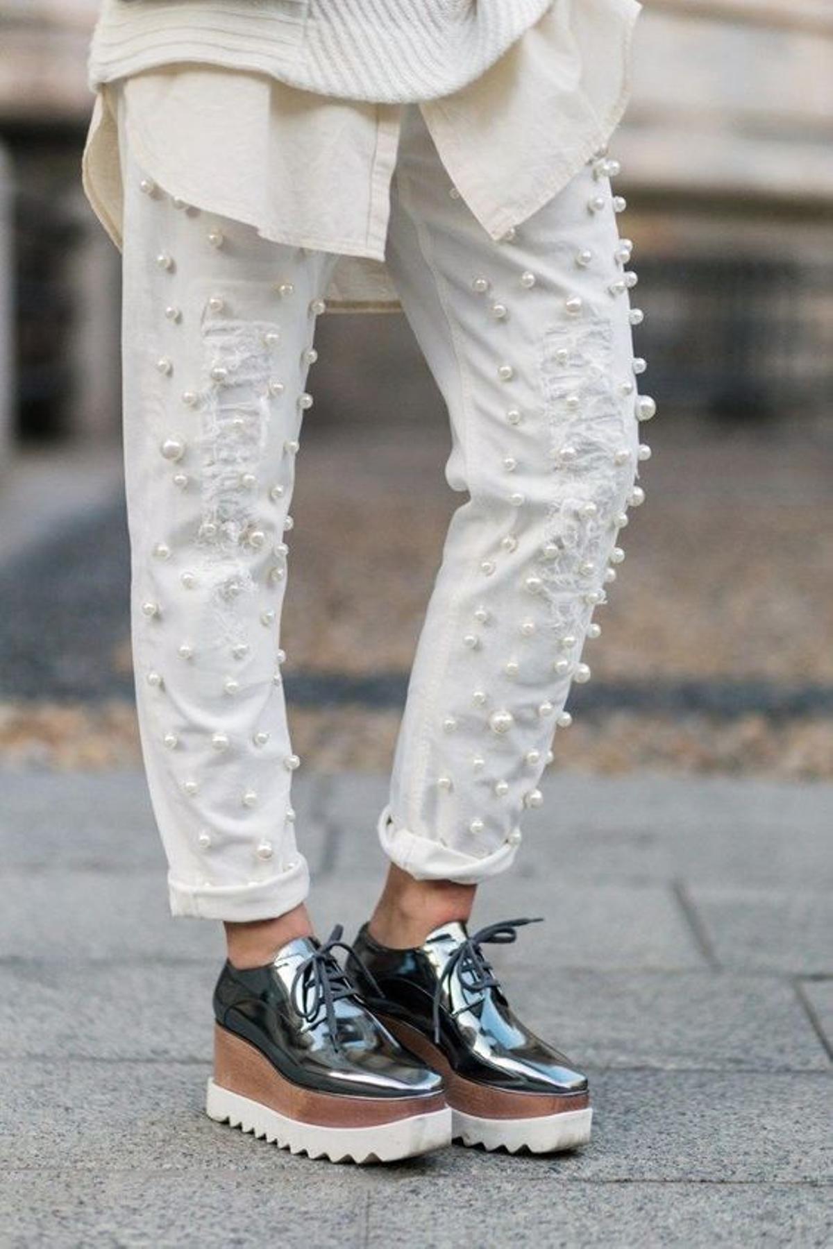 Denim con perlas: pantalones blancos