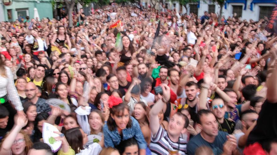 La Entrada de Bandas y posterior interpretación del pasodoble Idella con el que comienzan las fiestas de Moros y Cristianos de Elda