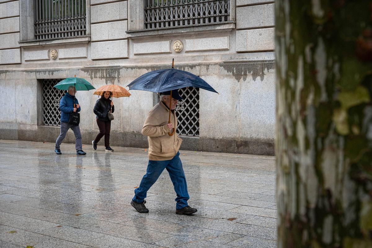 Gente con paraguas por las lluvias en Barcelona, Plaza Catalunya.