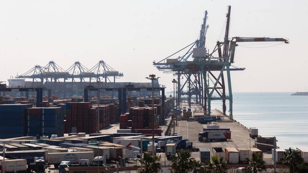 Imagen reciente de contenedores de mercancías en el puerto de València.