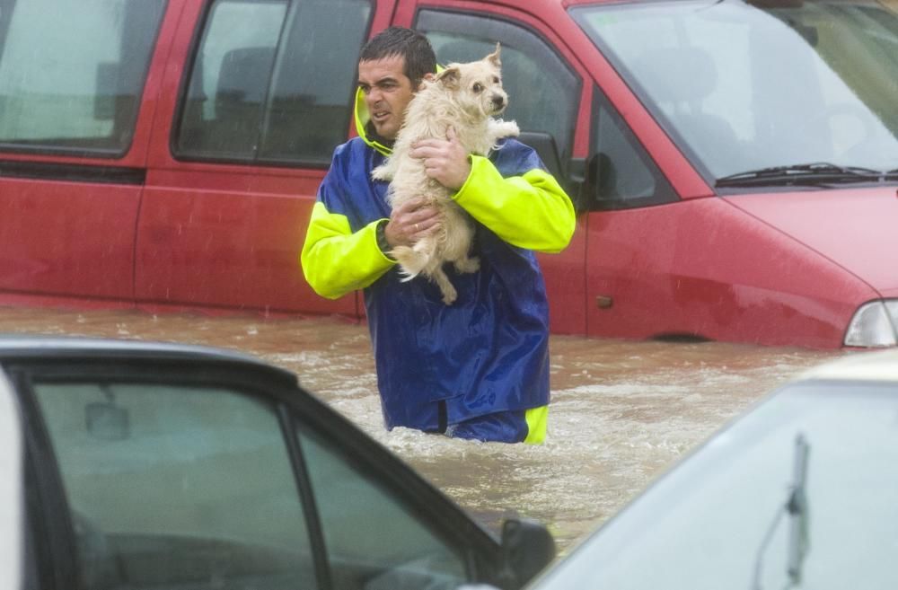 Evacuados en zodiac por las inundaciones en Sada