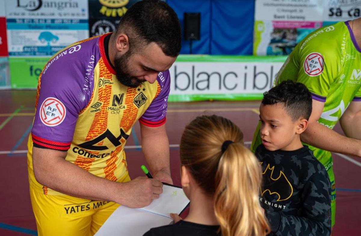 Dennis firma autógrafos a un niño y una niña de Son Servera.