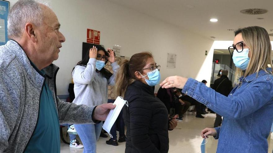 Sanidad implanta el uso obligatorio de la mascarilla en centros sanitarios ante el repunte de infecciones respiratorias.