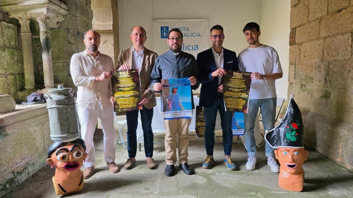Segundo por la izquierda, el director xeral de Cultura, Anxo M. Lorenzo, entre más partícipes del festival Folk Na Beira do Sar.