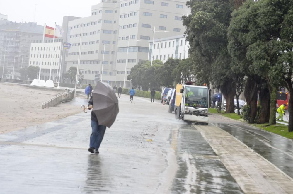 El paseo, cortado al tráfico tras llegar las olas a la carretera