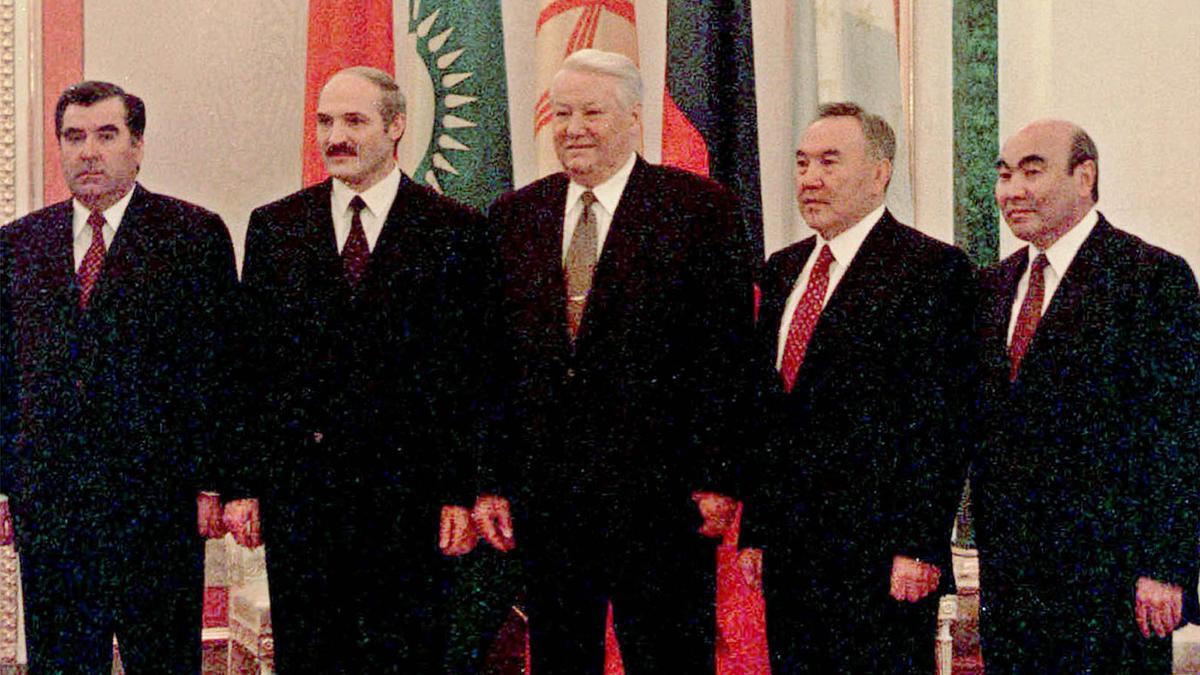 De izquierda a derecha, los presidentes de Tayikistán (Immomaly Rakhmonov), Bielorrusia (Alexander Lukashenko), Rusia (Borís Yeltsin), Kazajistán (Nursultan Nazarbayev) y Kirguizistán (Askar Akayev), en el Kremlin, el 26 de octubre de 1999.