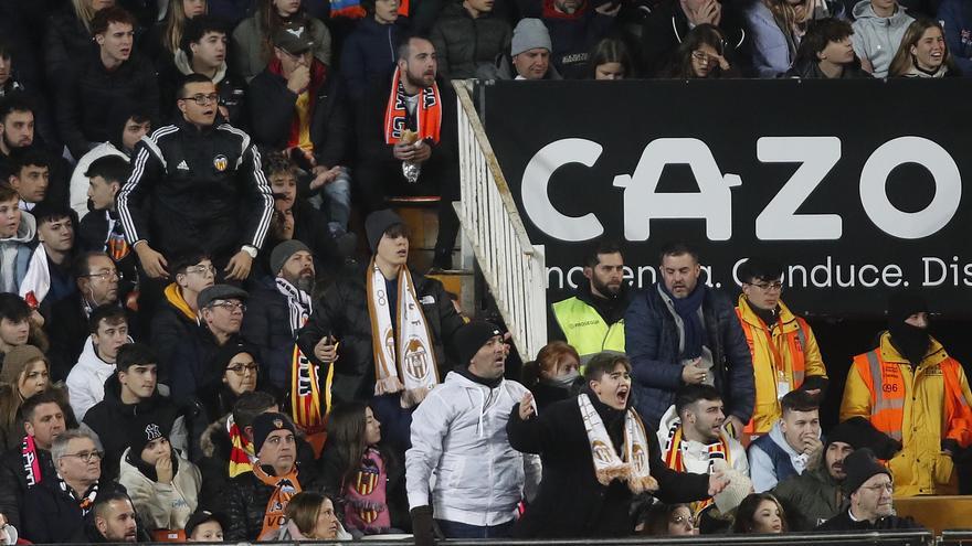 Mestalla estalla tras el Valencia-Athletic: Pañolada, pitos y cánticos contra la propiedad