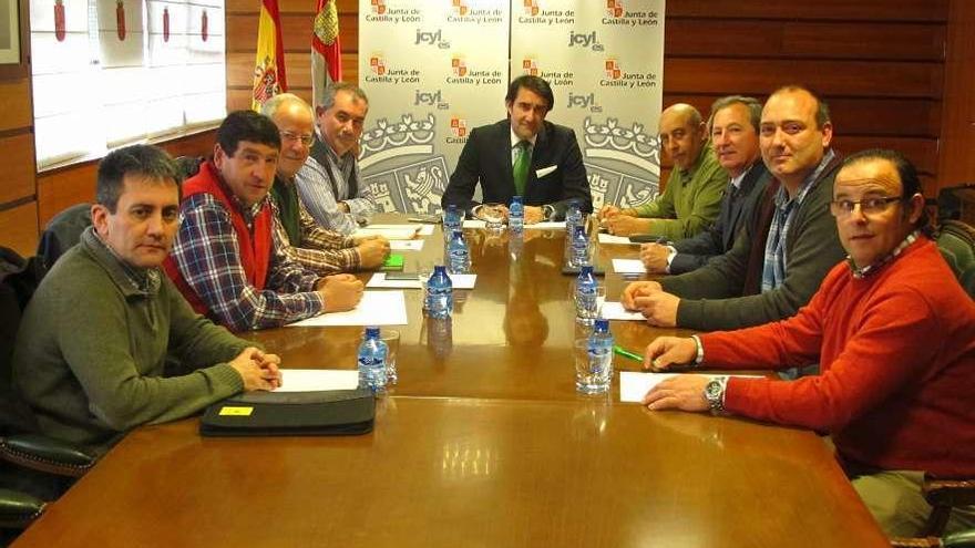 Representantes de UPA-COAG en una reunión con el consejero Juan Carlos Suárez-Quiñones.