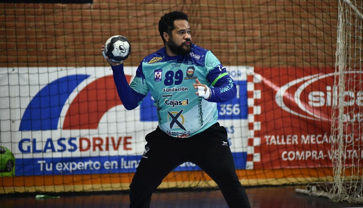 Bombón Almeida busca un pase.