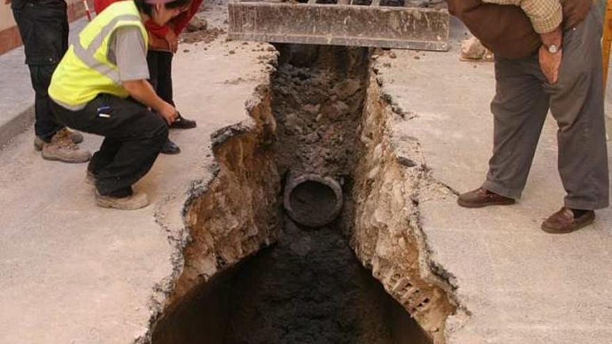 La arqueóloga municipal supervisaba ayer los trabajos en la entrada al refugio